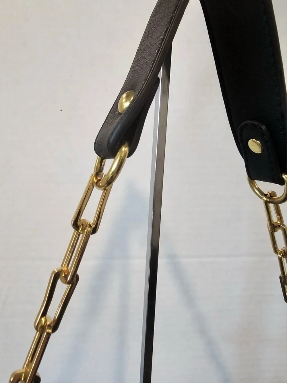 Beautful Tory Burch Black Leather Shoulder Bag with Gold Logo - Picture 8 of 11